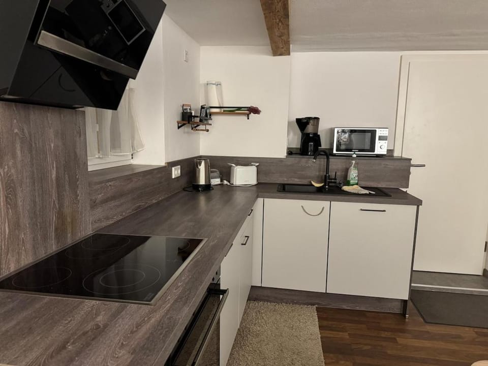 Coffee/tea facilities, Kitchen or kitchenette, dishwasher, stove