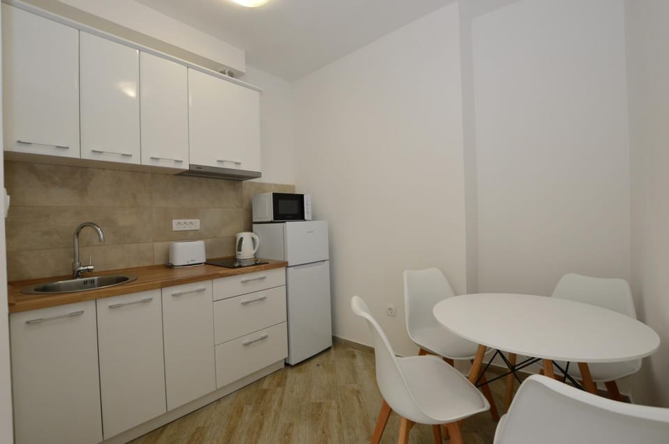 Kitchen or kitchenette, Dining area