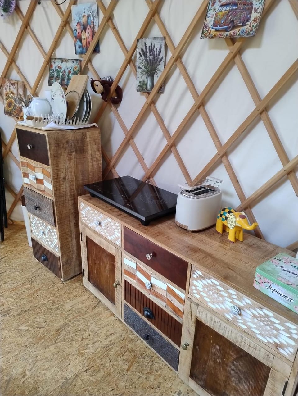 02 JURTA hnědá v jablečném sadu Luxury tent in Czechia