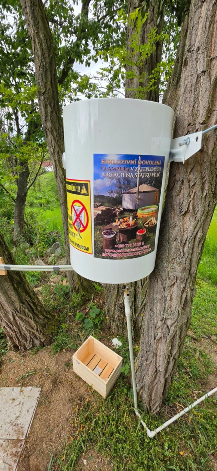 02 JURTA hnědá v jablečném sadu Luxury tent in Czechia