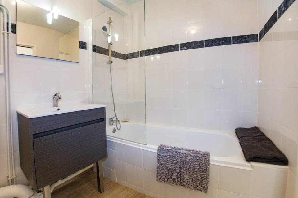 Shower, Bathroom, Bath, towels
