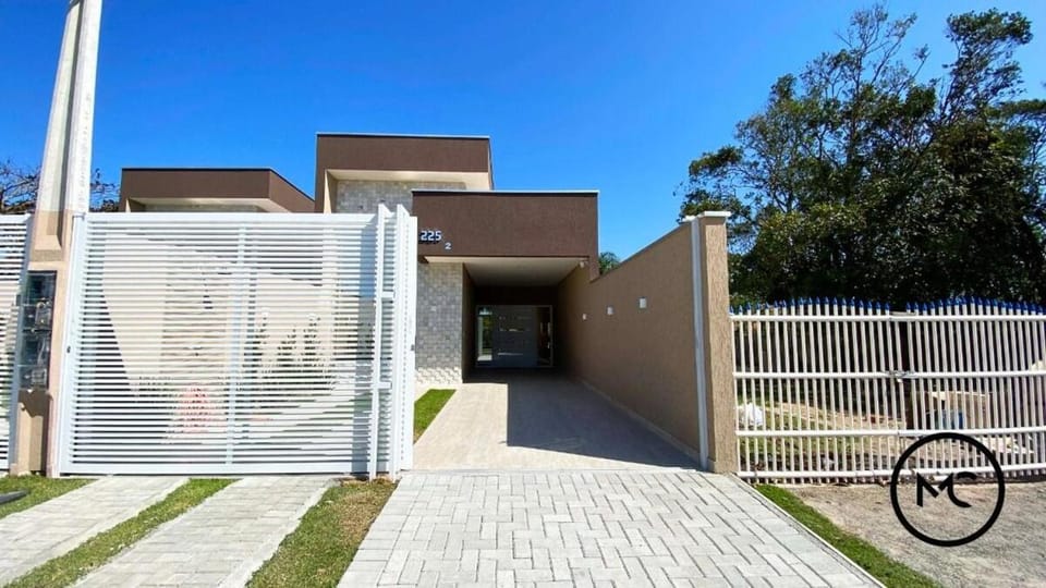 Casa com piscina, próxima a praia para suas férias House in Guaratuba