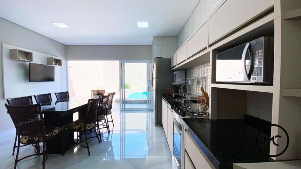 Casa com piscina, próxima a praia para suas férias House in Guaratuba
