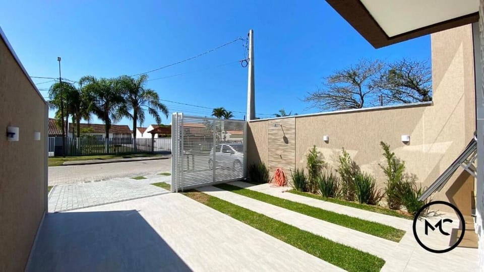 Casa com piscina, próxima a praia para suas férias House in Guaratuba