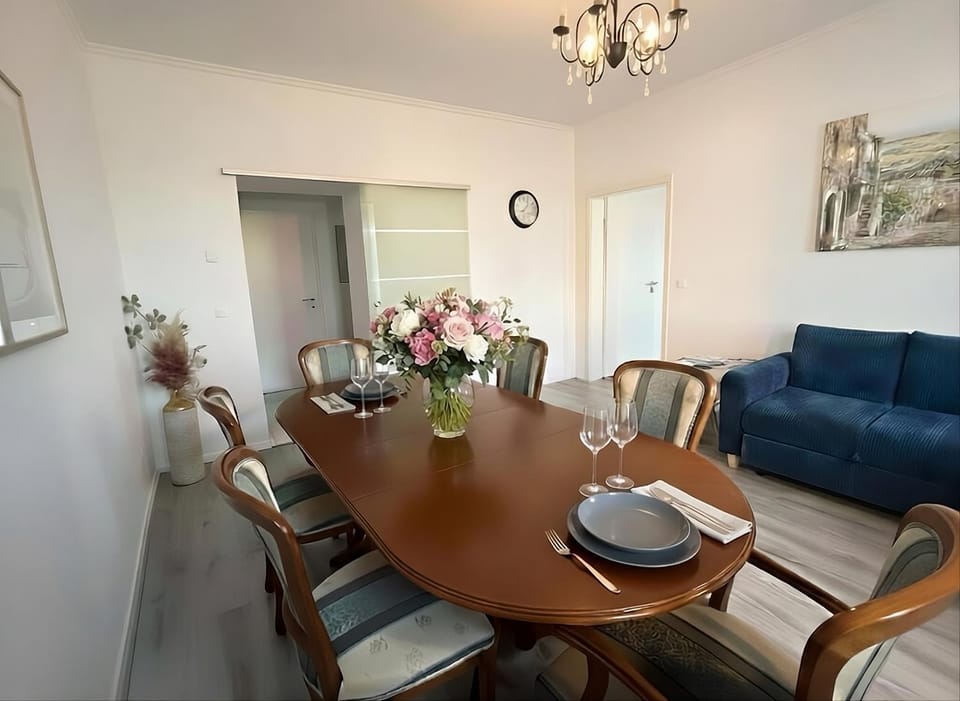 Living room, Seating area, Dining area, Lunch, Lunch