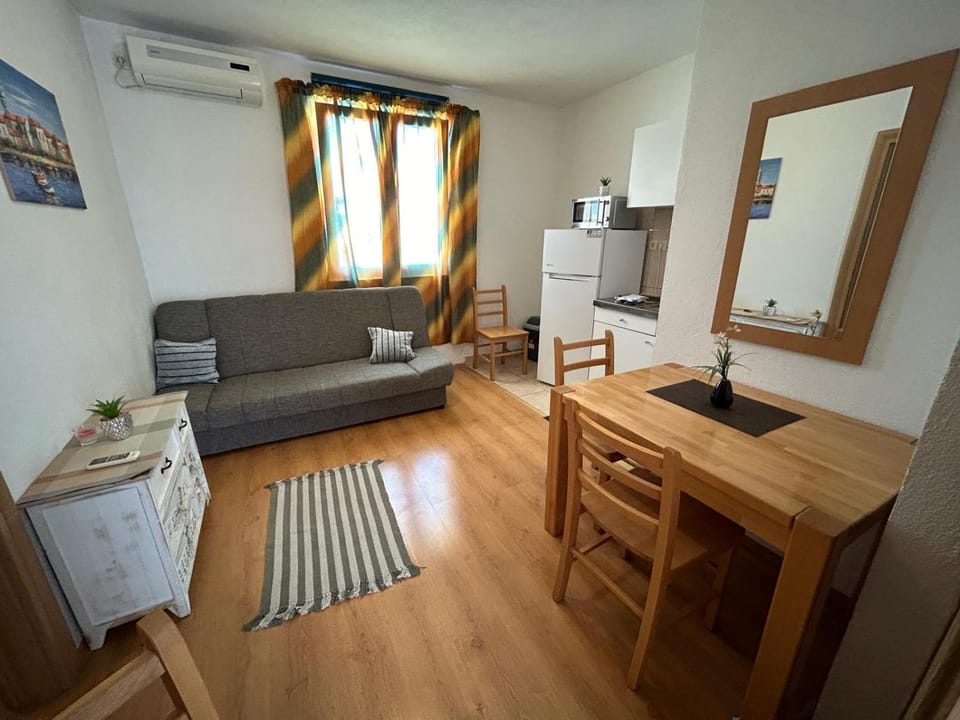 Living room, Seating area, air conditioner