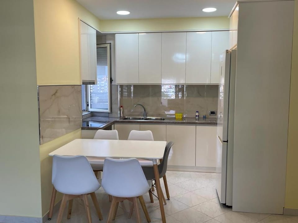 Kitchen or kitchenette, Dining area, oven