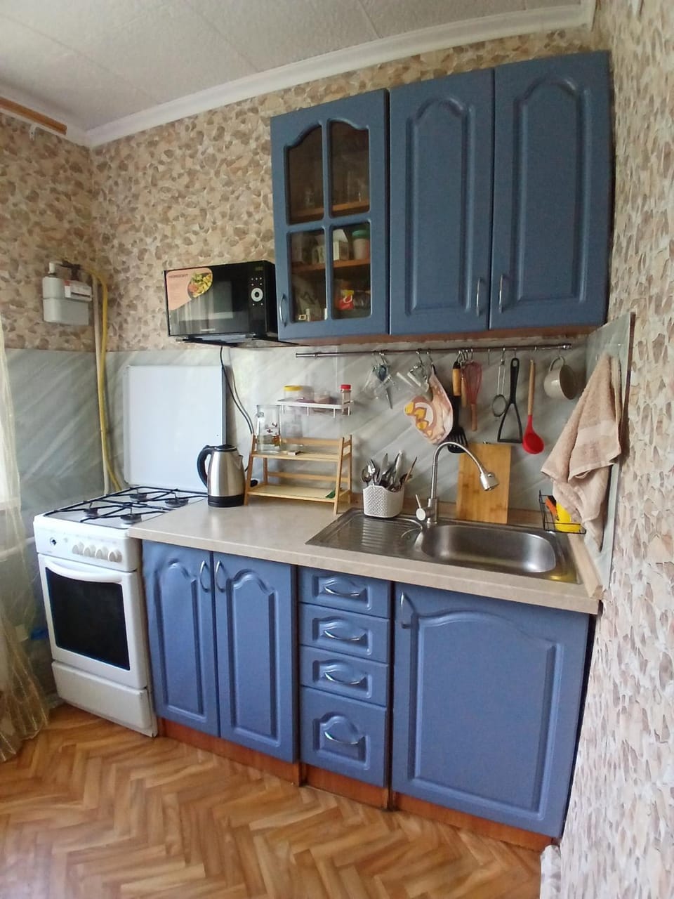 Coffee/tea facilities, Kitchen or kitchenette, oven, stove