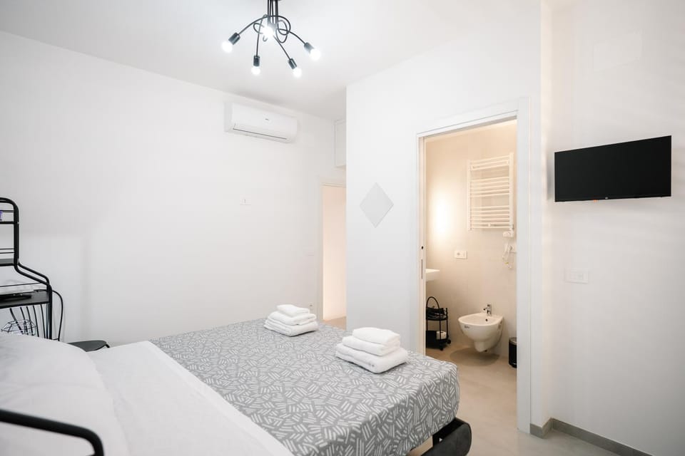 Bed, TV and multimedia, Photo of the whole room, Bedroom, towels, air conditioner