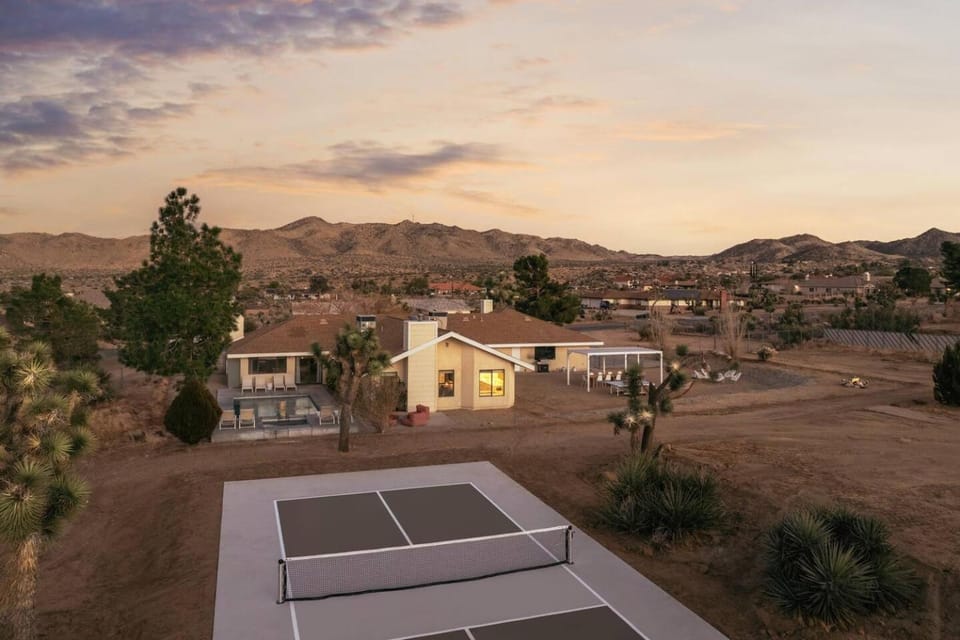 Mojave Moon- Group Retreat Wpool,spa & Pickleball House in Yucca Valley