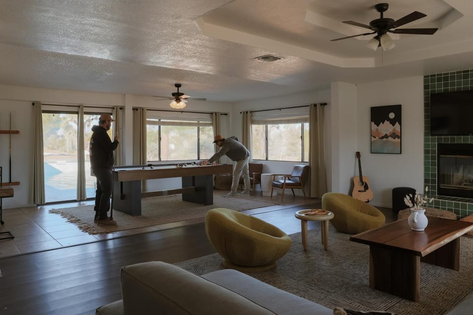 Mojave Moon- Group Retreat Wpool,spa & Pickleball House in Yucca Valley