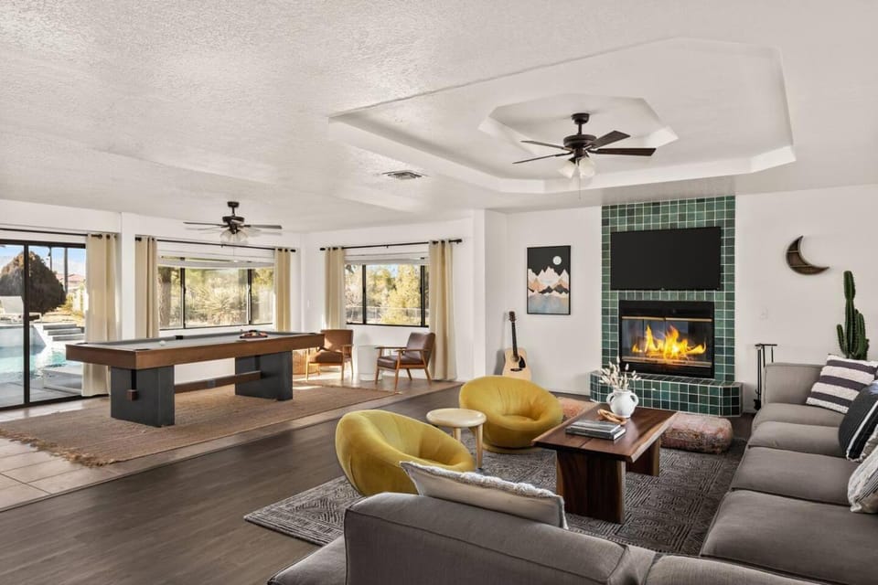 Mojave Moon- Group Retreat Wpool,spa & Pickleball House in Yucca Valley