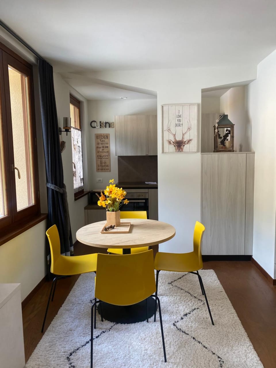Kitchen or kitchenette, Dining area