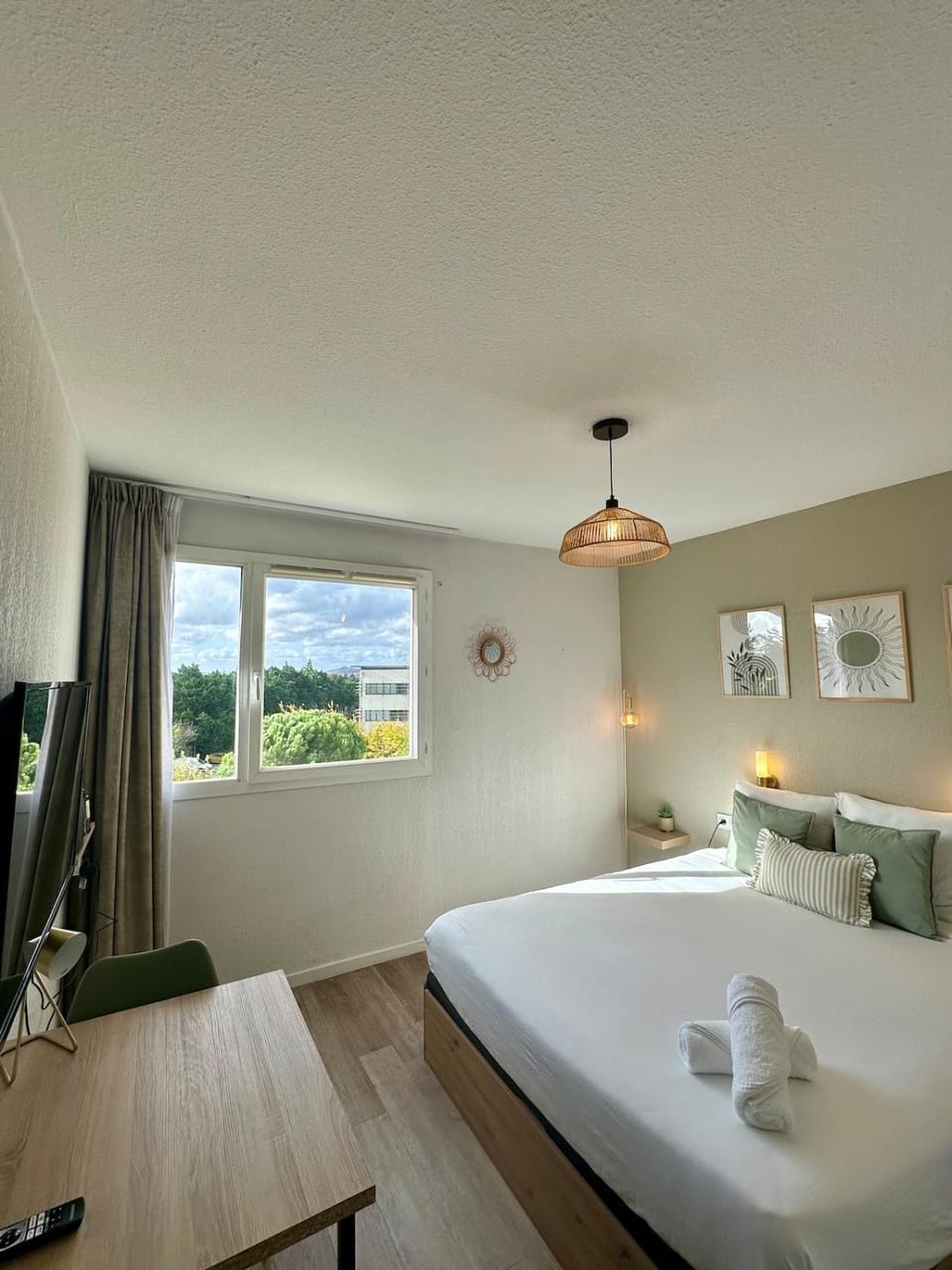 Bed, Photo of the whole room, Bedroom