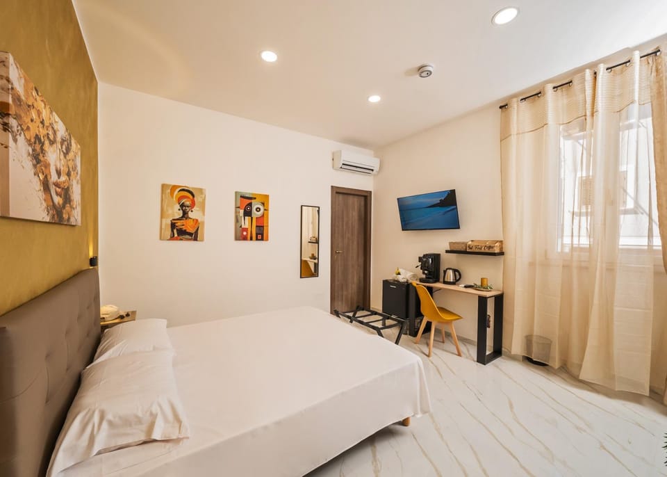 Bed, TV and multimedia, Photo of the whole room, air conditioner