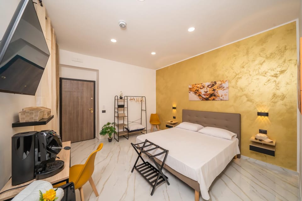 Bed, TV and multimedia, Photo of the whole room, Bedroom