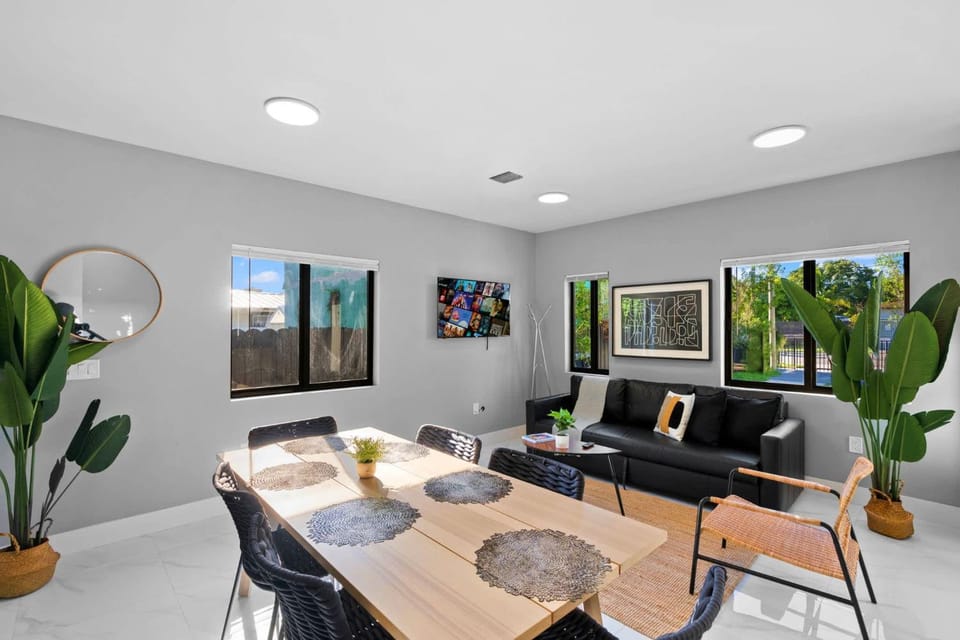TV and multimedia, Living room, Seating area, Dining area