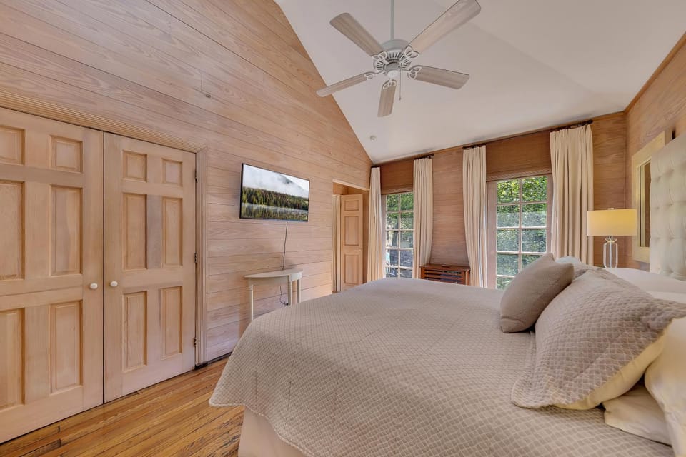Private Garden Guest House w Parking Bed and Breakfast in Buckhead