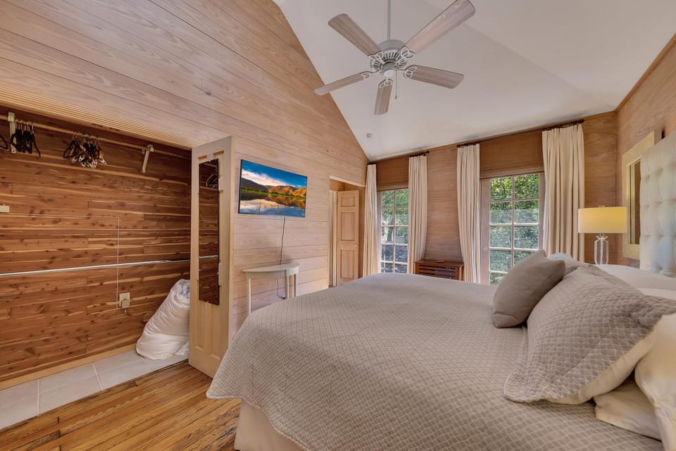 Private Garden Guest House w Parking Bed and Breakfast in Buckhead