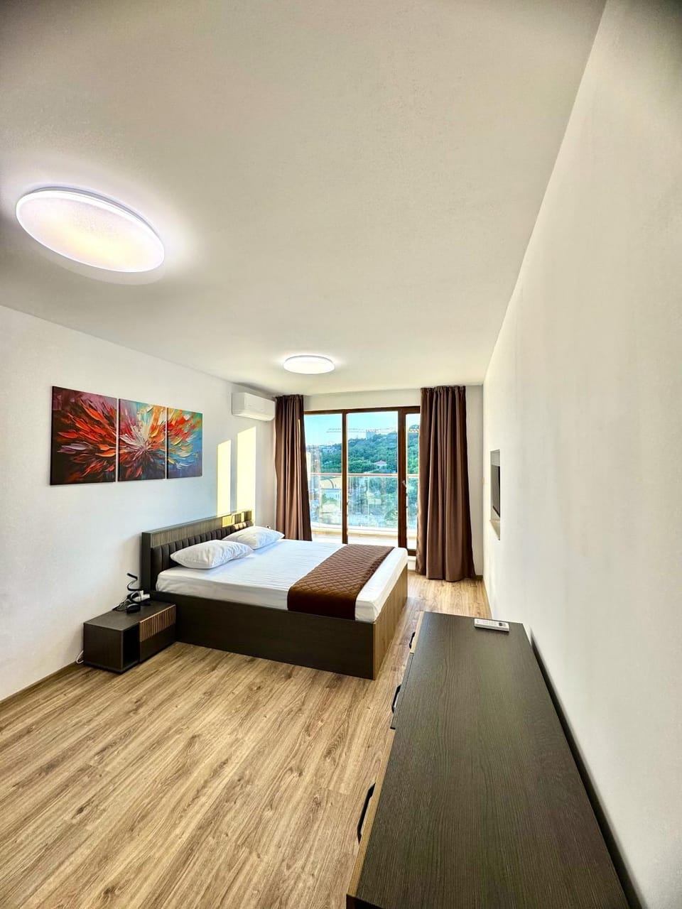 Bed, TV and multimedia, Photo of the whole room, Bedroom