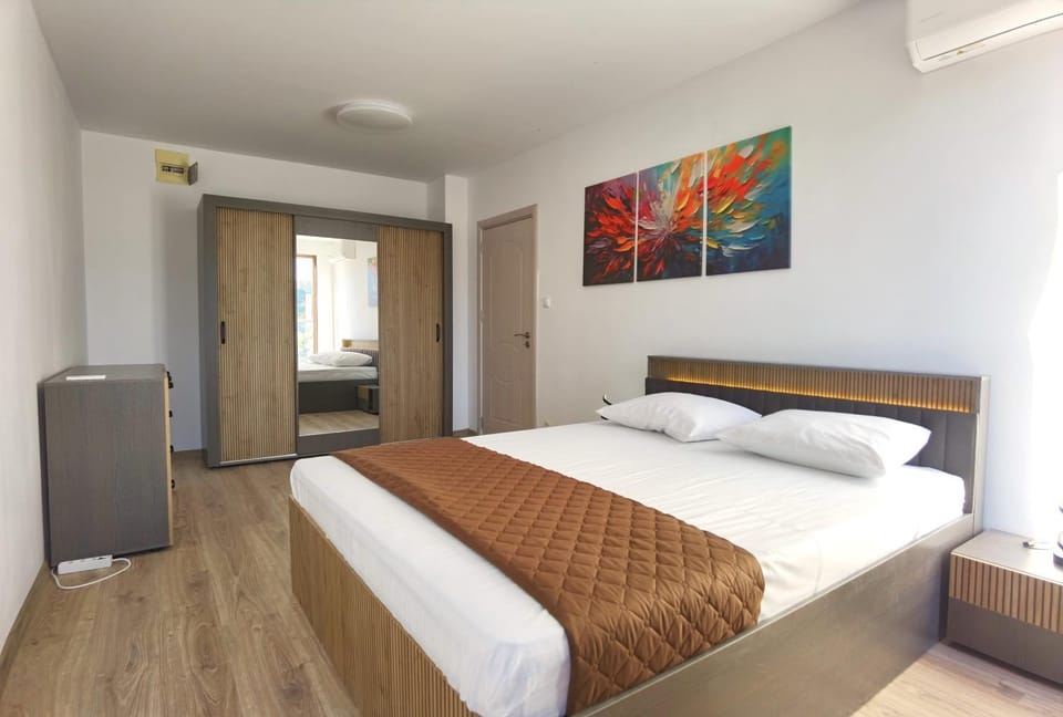Bed, Photo of the whole room, Bedroom, wardrobe, air conditioner