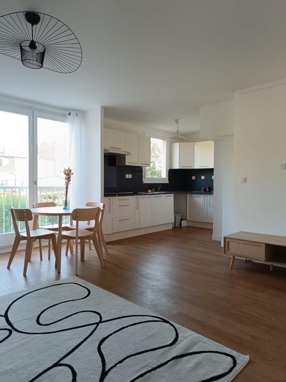 Kitchen or kitchenette, Dining area, stove