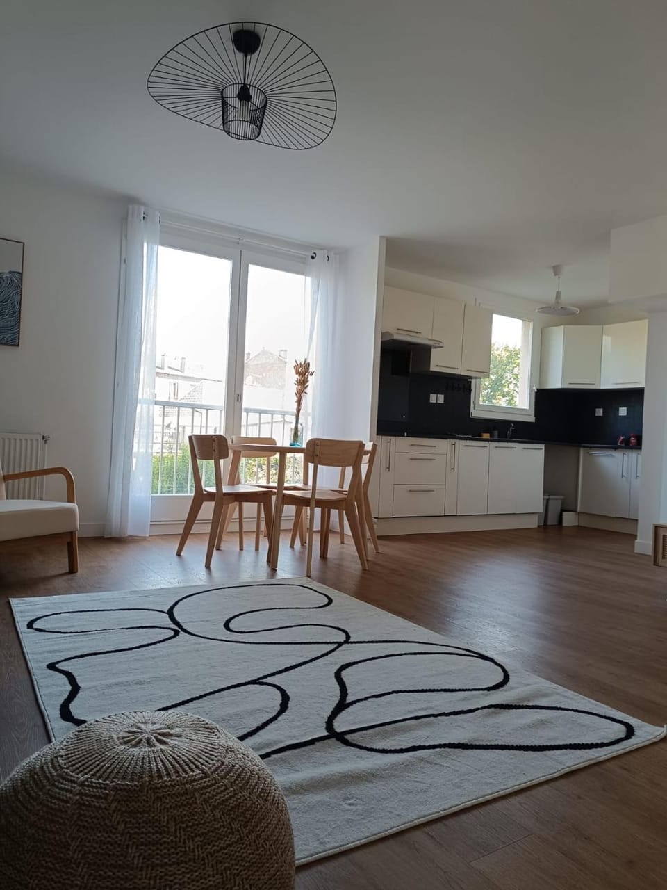 Kitchen or kitchenette, Living room, Seating area, Dining area, stove