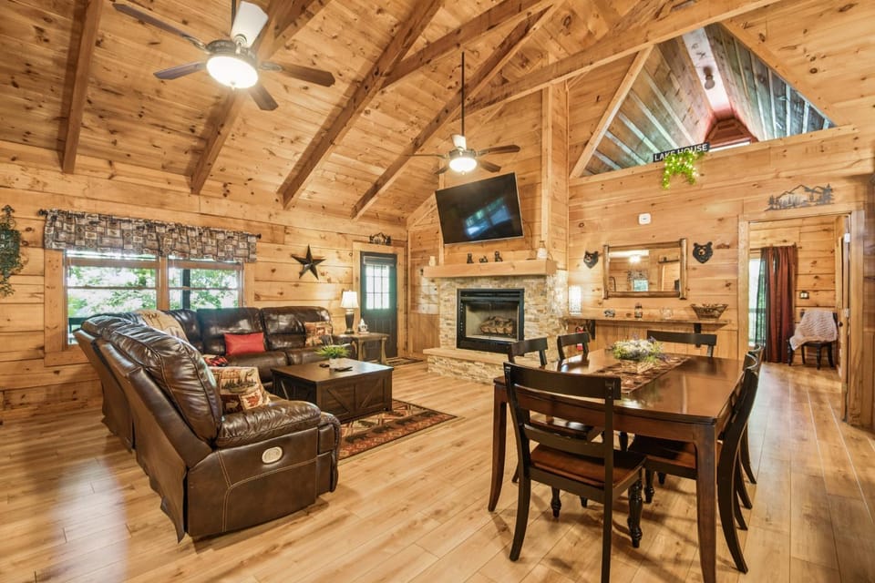 TV and multimedia, Living room, Dining area, fireplace