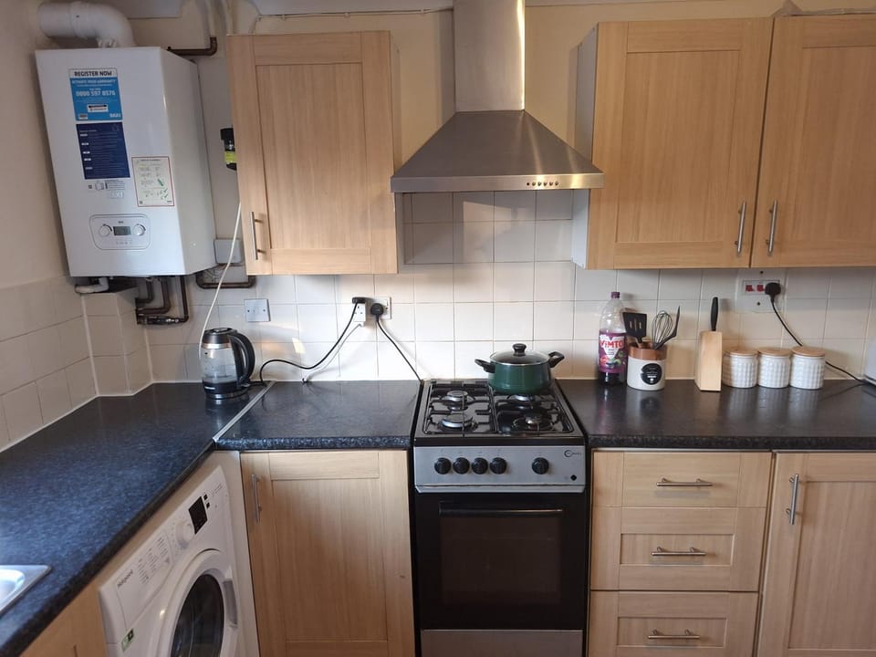 Coffee/tea facilities, Kitchen or kitchenette, furniture, stove