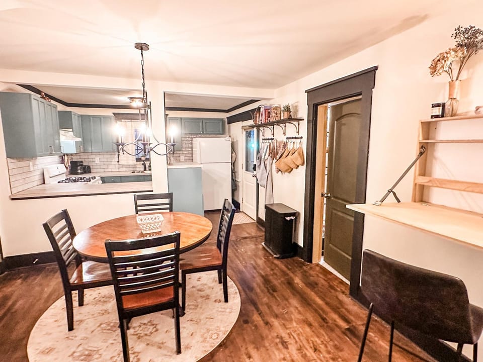 Kitchen or kitchenette, Dining area, oven, stove