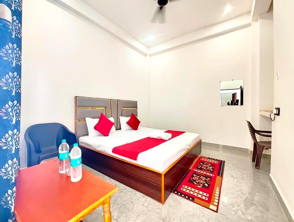 Bed, TV and multimedia, Living room, Photo of the whole room, Seating area, Bedroom