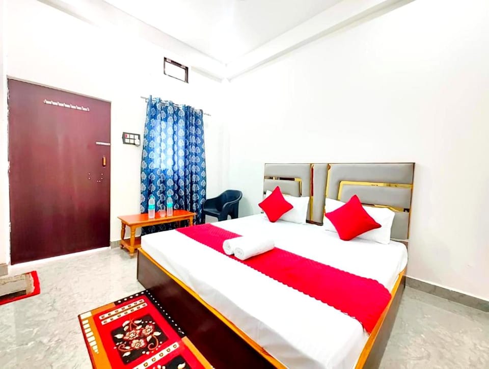 Bed, Photo of the whole room, Bedroom, towels, wardrobe, air conditioner