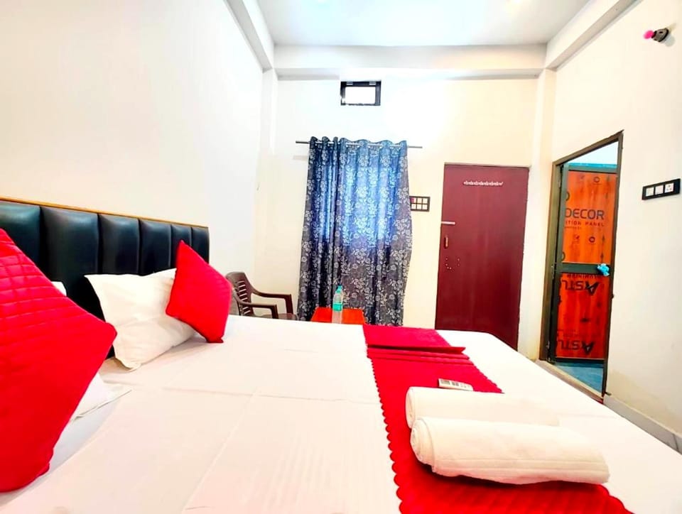 Bed, Photo of the whole room, Bedroom, towels, air conditioner