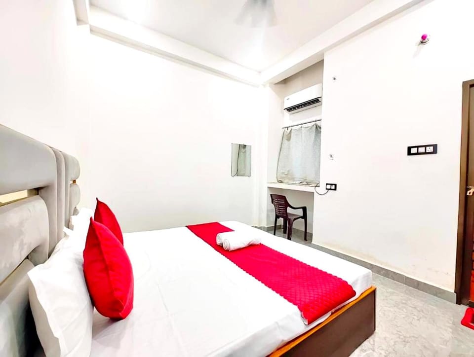 Bed, TV and multimedia, Living room, Photo of the whole room, Seating area, Bedroom, air conditioner