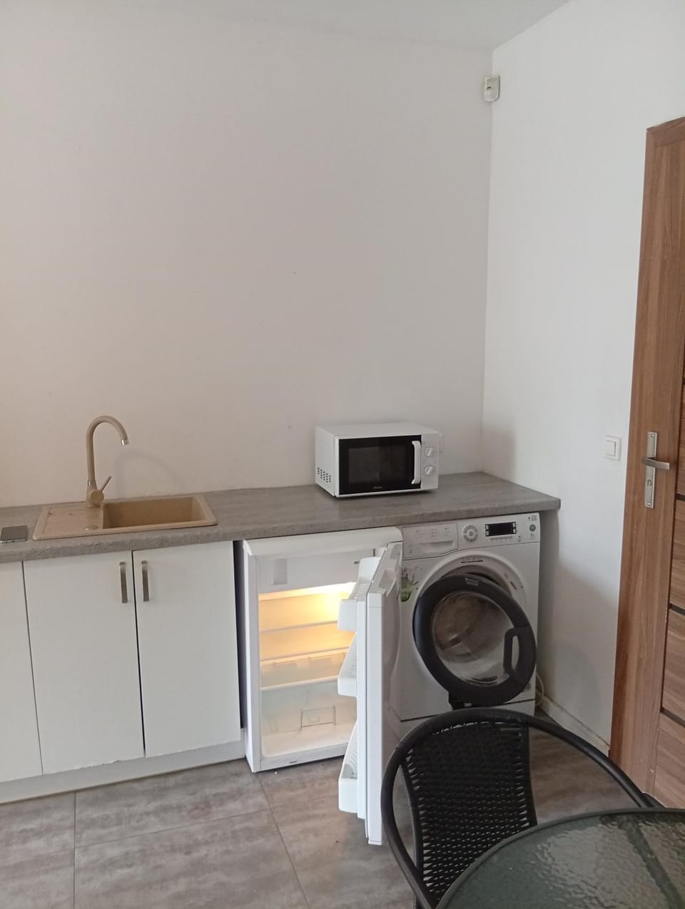 Kitchen or kitchenette, stove, washing machine