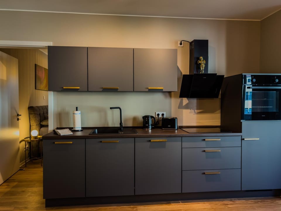 Coffee/tea facilities, Kitchen or kitchenette, dishwasher, oven, stove, toaster