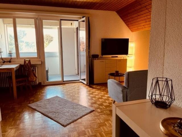 Communal lounge/ TV room, TV and multimedia, Living room, Seating area