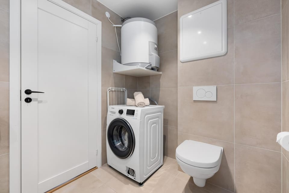Toilet, Bathroom, towels, washing machine