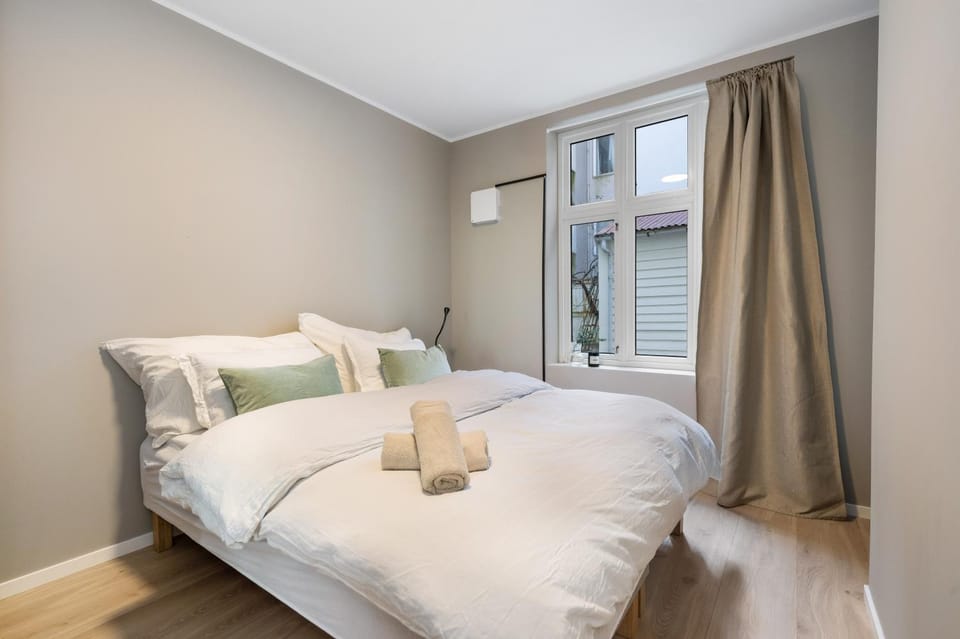 Bedroom, towels, wardrobe
