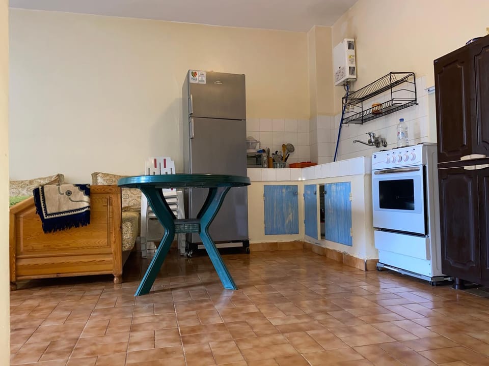Kitchen or kitchenette, Dining area, oven, stove
