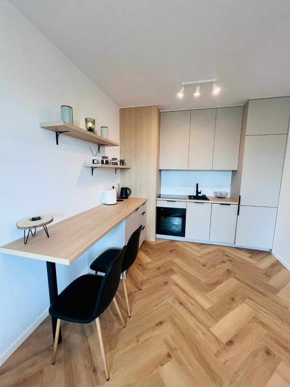 Kitchen or kitchenette, Dining area, stove