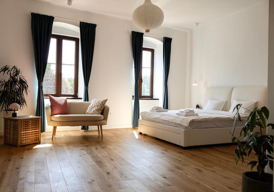 Bed, TV and multimedia, View (from property/room), Decorative detail, Seating area, Bedroom, City view, Lake view, Landmark view, internet, internet