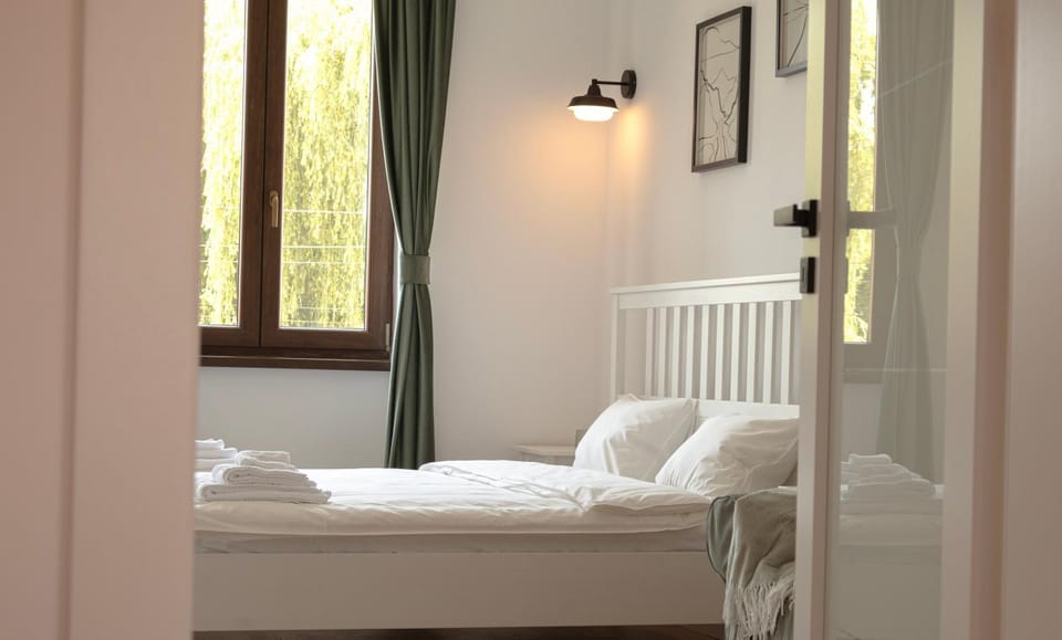 Bed, TV and multimedia, View (from property/room), Photo of the whole room, Bedroom, Landmark view, internet, towels