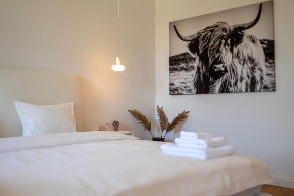 Bed, View (from property/room), Photo of the whole room, Decorative detail, Bedroom, Lake view, Landmark view, towels