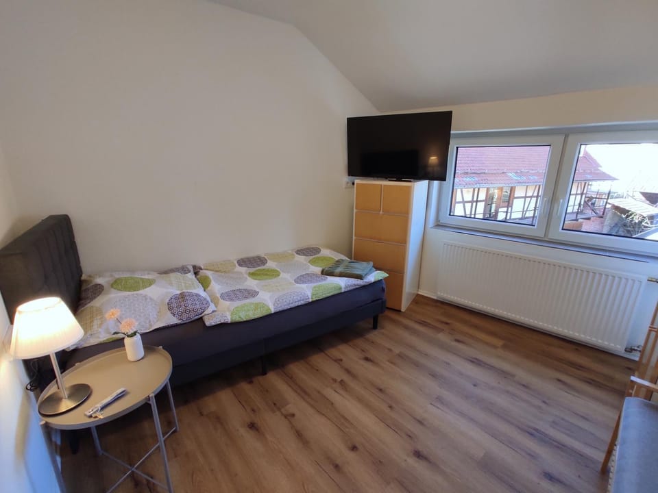 Bed, TV and multimedia, Photo of the whole room, Bedroom