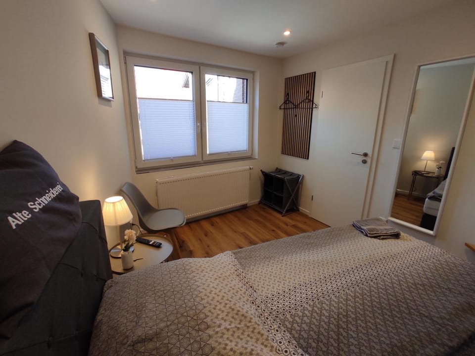 Bed, Photo of the whole room, Seating area, Bedroom