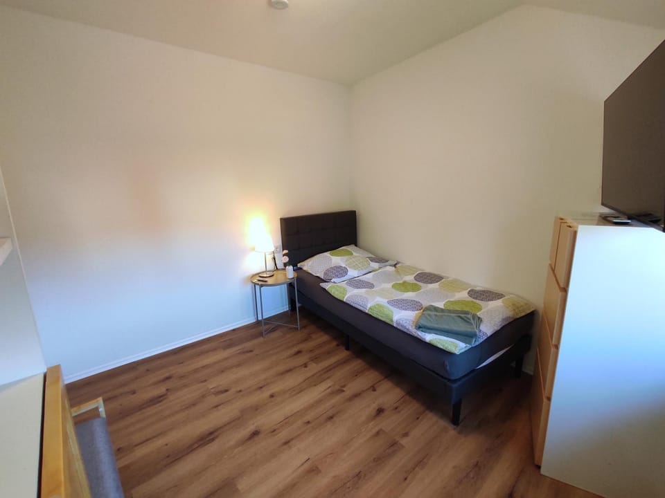 Bed, TV and multimedia, Photo of the whole room