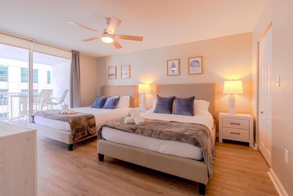 Bed, Bedroom, towels