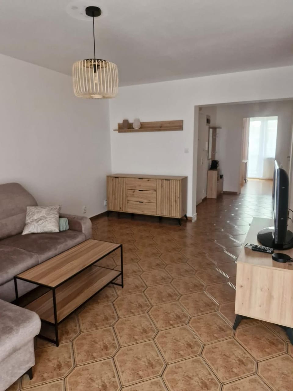 TV and multimedia, Living room, Photo of the whole room, Seating area, Dining area