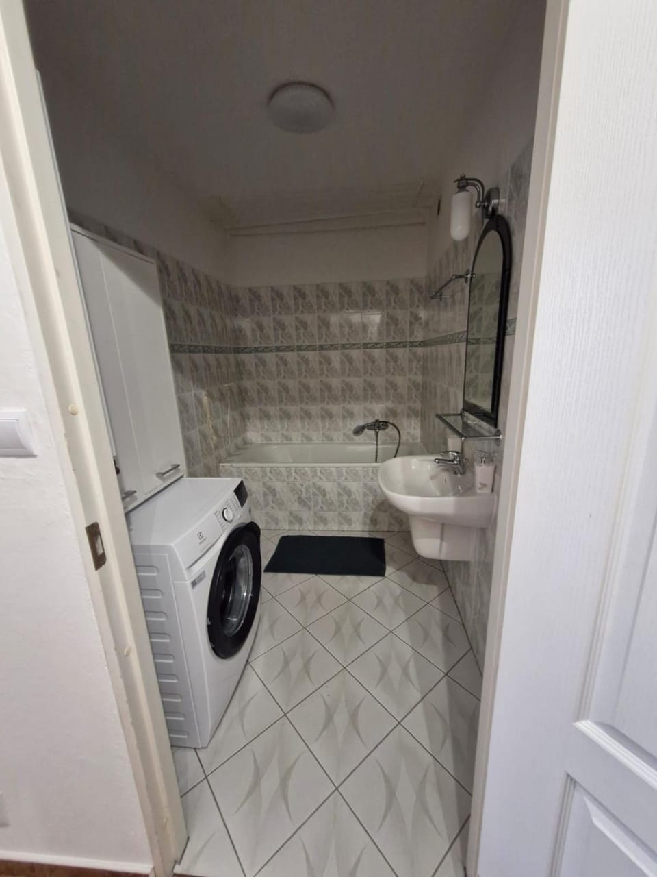 Bathroom, towels, washing machine